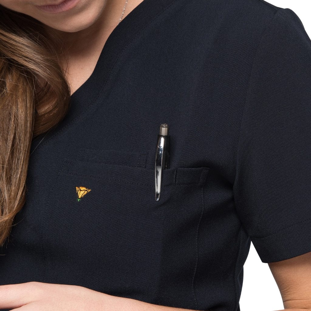 Picture of pocket use of the wilder one-pocket scrub top in black.